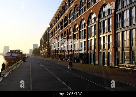 Moderne Gebäude an der Veemkade am Fluss IJ im Zentrum von Amsterdam Stockfoto