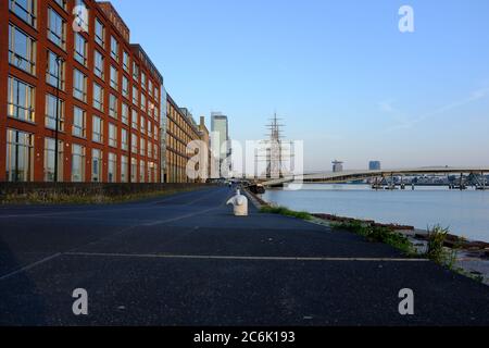 Moderne Gebäude an der Veemkade am Fluss IJ im Zentrum von Amsterdam Stockfoto