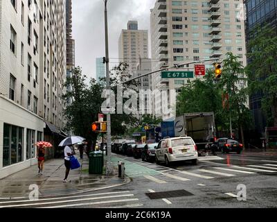 New York, USA. Juli 2020. (NEU) Starkregen und Überschwemmungen in New York City erwartet. 10. Juli 2020, New York, USA: Laut National Weather Service wurden am Freitag (10) Warnungen vor tropischen Stürmen und Überschwemmungen für New York City und einige der umliegenden Vororte ausgegeben. Es wird erwartet, dass es zu windig bis zwischen 40 mph und 50 mph.Quelle: Niyi Fote /Thenews2. Kredit: Niyi Fote/TheNEWS2/ZUMA Wire/Alamy Live Nachrichten Stockfoto