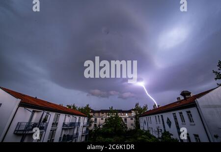 Garching, Deutschland. Juli 2020. Blitzschläge in der Ferne. Eine Gewitterzelle ist am späten Abend über München und einen Teil Bayerns gezogen. Quelle: Lino Mirgeler/dpa/Alamy Live News Stockfoto