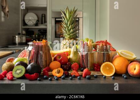 Apfel- und Beerenpastilien. Pommes Frites. Pastillen, Obstbrötchen. Ernährung. Natürliche und gesunde Snack-Lebensmittel. Stockfoto
