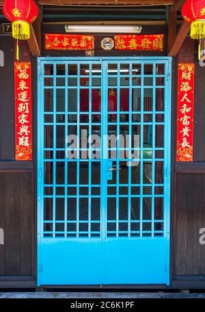 Blauer Eingang am Chew Jetty, einem der chinesischen Clan-Anlegestellen, Weld Quay, George Town, Penang, Malaysia Stockfoto