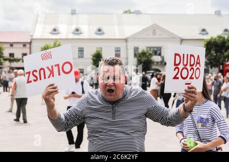 Unterstützer von Andrzej Duda mit Plakaten während einer Wahlveranstaltung Wahlveranstaltung für die Wiederwahl von Präsident Andrzej Duda. Der amtierende Präsident versucht, unentschlossene Wähler zu überzeugen und seine Anhänger zu ermutigen, in großer Zahl an der Abstimmung teilzunehmen. Aus Sicht der Regierungspartei Recht und Gerechtigkeit ist Dudas Wiederwahl sehr wichtig, weil sie ihnen die volle Macht im Staat gibt. Stockfoto