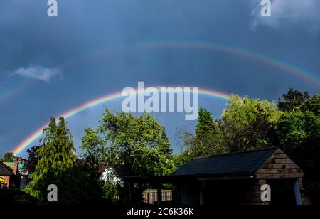 Harrogate, North Yorkshire, Großbritannien. Juli 2020. Nach einem Tag wechselndem Sonnenschein und Regen erschien ein voller doppelter Regenbogen nur für wenige Sekunden über Harrogate. Kredit: ernesto rogata/Alamy Live Nachrichten Stockfoto