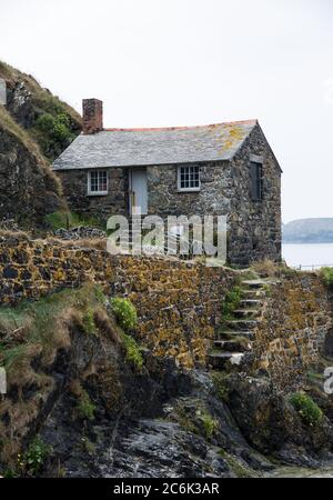 MULLION, CORNWALL, GROSSBRITANNIEN - 3. SEPTEMBER 2018. Das Net Loft in Mullion Cove in Cornwall ist ein Beispiel für ein altmodisches Stein, Fischerhäuschen und Stockfoto