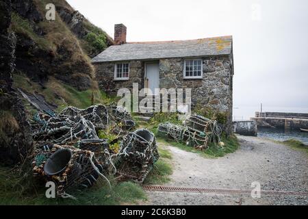 MULLION, CORNWALL, GROSSBRITANNIEN - 3. SEPTEMBER 2018. Das Net Loft in Mullion Cove in Cornwall ist ein Beispiel für ein altmodisches Stein, Fischerhäuschen und Stockfoto