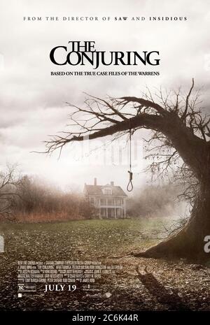 The Conjuring (2013) von James Wan mit Patrick Wilson, Vera Farmiga, Ron Livingston und Lili Taylor. Ed und Lorraine Warren die berühmten paranormalen Ermittler helfen einer Familie, die von dunklen Kräften in ihrem Rhode Island Farmhaus terrorisiert wird. Stockfoto