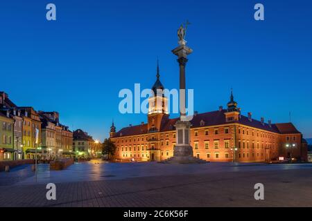 Warschau, Polen. Platz vor dem königlichen Schloss in der Abenddämmerung Stockfoto