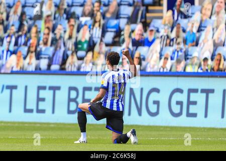 Jacob Murphy (14) von Sheffield Wednesday nimmt sich vor dem Anpfiff das Knie zur Unterstützung von Black Lives Matter Stockfoto