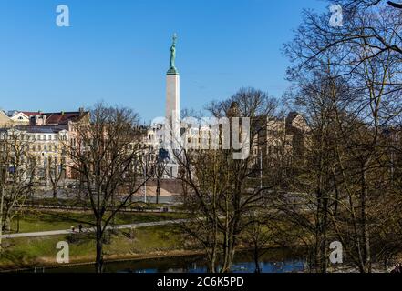 Blick auf das Freiheitsdenkmal und den Stadtkanal vom Basteja-Hügel in der Quarantänezeit des Coronavirus Stockfoto