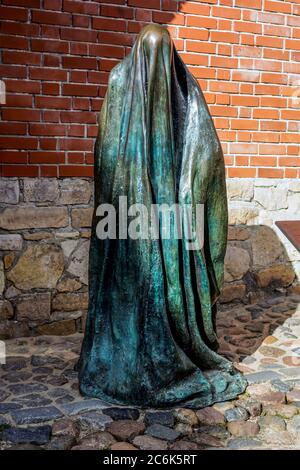 Die Geisterbronze in der Altstadt in der Nähe der mittelalterlichen Verteidigungsmauer. Stockfoto