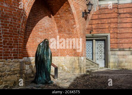 Die Geisterbronze in der Altstadt in der Nähe der mittelalterlichen Verteidigungsmauer. Stockfoto