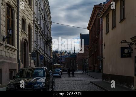 Junges Paar, das die leere Altstadt entlang in der Quarantänezeit des Coronavirus läuft Stockfoto