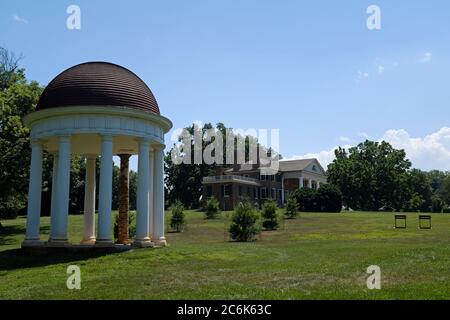 Neoklassizistischer Tempel und Montpelier auf dem Gelände des Montpelier Landguts, dem Zuhause von Präsident James Madison Stockfoto