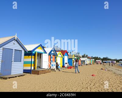 Bunte Badekisten am Brighton Beach mit Tourismus im Urlaub unter Sonnenlicht, Melbourne, Australien, 29. Februar 2020. Stockfoto