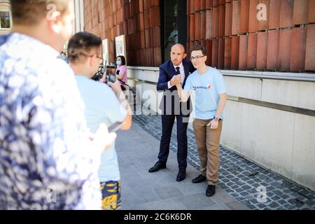 1. Juli 2020, Krakau, Polen: Borys Budka posiert nach einer Pressekonferenz mit seinem jungen Unterstützer für ein Foto.Borys Budka, Chef der Bürgerkoalition und einer der aktivsten Politiker der polnischen politischen Szene, rief eine Pressekonferenz zur Finanzierung der lokalen Regierung an. Die Änderung der Finanzierungsregeln soll der Landesregierung nach Ansicht der Opposition ein Weg sein, die Macht in den Kommunalregierungen unter dem Vorwand der schlechten Führung der Opposition zu übernehmen. Die Pressekonferenz ist auch Teil des Präsidentschaftswahlkampfes von Rafal Trzaskowski, dem Gegner des amtierenden Präsidenten. (Cr Stockfoto