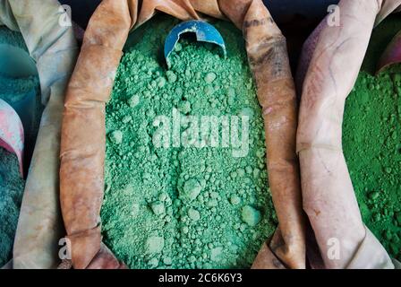 Grünes Pigment zum Verkauf auf einem Markt in Chefchaouen, Atlas-Gebirge, Marokko Stockfoto