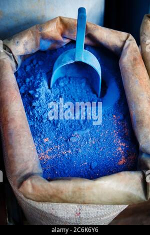 Blaues Pigment zum Verkauf auf einem Markt in Chefchaouen, Atlas-Gebirge, Marokko Stockfoto