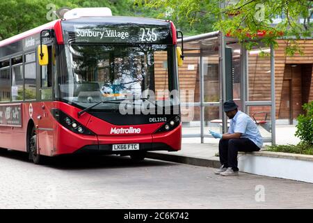 London, Großbritannien. Juli 2020. Ein Busfahrer macht eine Pause. Stockfoto