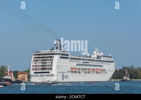 Venedig, Italien - 20. April 2019: Kreuzfahrtschiff MSC Lirica von der Gesellschaft MSC Kreuzfahrten im Hafen von Venedig Stockfoto
