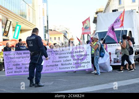 Wien, Österreich. Juli 2020. Im Vorfeld der heutigen Demonstration, der Allianz Antifaschistischen Solidarität "Gegen Faschismus, Rassismus und Frauengewalt", kündigte Innenminister Karl Nehammer an, dass die ersten Verdächtigen der vergangenen Unruhen bereits untersucht worden seien. Hunderte von Polizisten werden ebenfalls vor Ort sein, um diese Demonstration zu machen. Quelle: Franz Perc / Alamy Live News Stockfoto