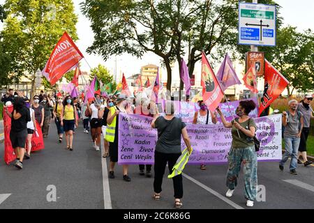 Wien, Österreich. Juli 2020. Im Vorfeld der heutigen Demonstration, der Allianz Antifaschistischen Solidarität "Gegen Faschismus, Rassismus und Frauengewalt", kündigte Innenminister Karl Nehammer an, dass die ersten Verdächtigen der vergangenen Unruhen bereits untersucht worden seien. Hunderte von Polizisten werden ebenfalls vor Ort sein, um diese Demonstration zu machen. Quelle: Franz Perc / Alamy Live News Stockfoto