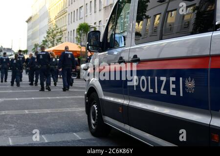 Wien, Österreich. Juli 2020. Im Vorfeld der heutigen Demonstration, der Allianz Antifaschistischen Solidarität "Gegen Faschismus, Rassismus und Frauengewalt", kündigte Innenminister Karl Nehammer an, dass die ersten Verdächtigen der vergangenen Unruhen bereits untersucht worden seien. Hunderte von Polizisten werden ebenfalls vor Ort sein, um diese Demonstration zu machen. Quelle: Franz Perc / Alamy Live News Stockfoto