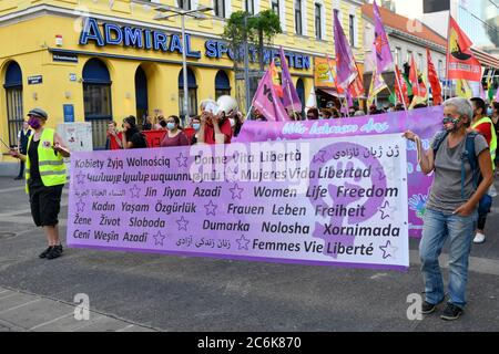 Wien, Österreich. Juli 2020. Im Vorfeld der heutigen Demonstration, der Allianz Antifaschistischen Solidarität "Gegen Faschismus, Rassismus und Frauengewalt", kündigte Innenminister Karl Nehammer an, dass die ersten Verdächtigen der vergangenen Unruhen bereits untersucht worden seien. Hunderte von Polizisten werden ebenfalls vor Ort sein, um diese Demonstration zu machen. Quelle: Franz Perc / Alamy Live News Stockfoto