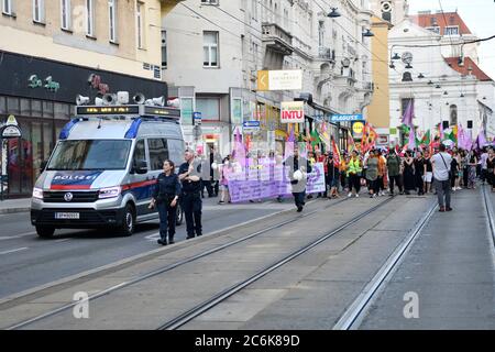 Wien, Österreich. Juli 2020. Im Vorfeld der heutigen Demonstration, der Allianz Antifaschistischen Solidarität "Gegen Faschismus, Rassismus und Frauengewalt", kündigte Innenminister Karl Nehammer an, dass die ersten Verdächtigen der vergangenen Unruhen bereits untersucht worden seien. Hunderte von Polizisten werden ebenfalls vor Ort sein, um diese Demonstration zu machen. Quelle: Franz Perc / Alamy Live News Stockfoto