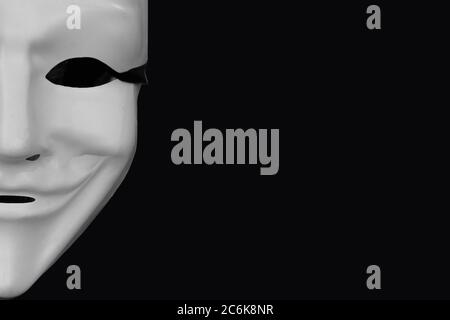 Anonyme weiße Maske auf schwarzem Hintergrund isoliert. Stockfoto