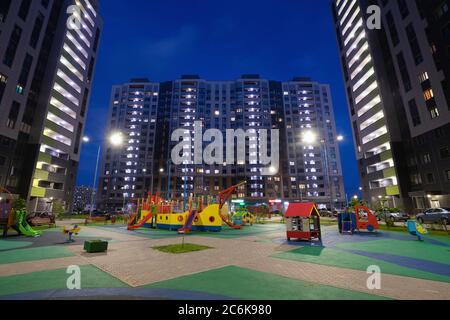 Moskau, Russland - 7. Juli. 2020. Typisches modernes Stadtbild in einem neuen Viertel mit Spielplatz Stockfoto