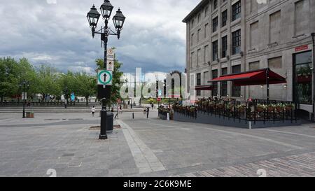 Montreal, QC/ Kanada - 25. Juni 2020: Place Jacques-Cartier - die Menschen genießen ihre Zeit in einem Restaurant nach der Leichtigkeit der Sperre von Coronavirus. Stockfoto