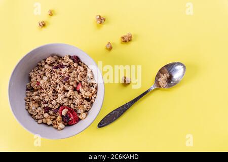 Leckeres und gesundes Vollkornmüsli-Frühstück, mit vielen trockenen Früchten, Nüssen.Haferflocken und frischen Beeren.Essen aus Müsli und Müsli. Kopieren Stockfoto