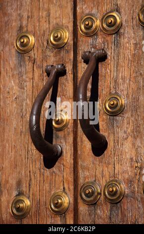 Caceres historisches Zentrum, Extremadura, Spanien. Detail der typischen alten mittelalterlichen, Holz und Messing verziert Tür Detail. Stockfoto