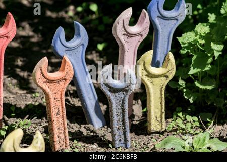 Aus dem Boden im thw-Garten wachsen bunte Schraubenschlüssel. Neues Leben consept Stockfoto