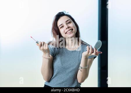 Weibliches Modell mit rotem Lippenstift Stockfoto