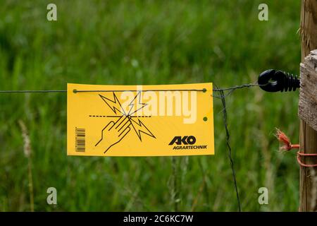 Ein elektrischer Zaun auf Ackerland, Warwickshire, Großbritannien Stockfoto