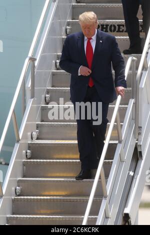 Miami, Vereinigte Staaten Von Amerika. Juli 2020. MIAMI, FL - JULI 10: US-Präsident Donald Trump Ankunft am Miami International Airport am 10. Juli 2020 in Miami, Florida. Der Präsident wurde von Carlos A. Giménez Bürgermeister von Miami-Dade County begrüßt und ist in der Stadt, um eine Unterrichtung über SOUTHCOM Enhanced Counterarcotics Operation zu erhalten und Iglesia Doral Jesus Worship Center zu besuchen, um an einem Rundtisch zur Unterstützung der Menschen in Venezuela teilzunehmen.Menschen: Präsident Donald Trump Kredit: Storms Media Group/Alamy Live News Stockfoto