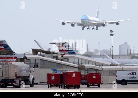 Miami, Vereinigte Staaten Von Amerika. Juli 2020. MIAMI, FL - JULI 10: US-Präsident Donald Trump Ankunft am Miami International Airport am 10. Juli 2020 in Miami, Florida. Der Präsident wurde von Carlos A. Gimnez Bürgermeister von Miami-Dade County begrüßt und ist in der Stadt, um eine Unterrichtung über SOUTHCOM Enhanced Counterarcotics Operation zu erhalten und Iglesia Doral Jesus Worship Center zu besuchen, um an einem Rundtisch zur Unterstützung der Menschen in Venezuela teilzunehmen.Menschen: Präsident Donald Trump Kredit: Storms Media Group/Alamy Live News Stockfoto