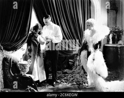 GLORIA SWANSON WALTER BYRON und SEENA OWEN in QUEEN KELLY 1928 - 1929 Regie und Originalgeschichte ERICH von STROHEIM Unabgeschlossener Film Unveröffentlicht in USA (1932 in Europa zu sehen) Kostümbild Max Rée Produzenten Joseph P. Kennedy und Gloria Swanson Gloria Swanson Pictures - United Artists Stockfoto