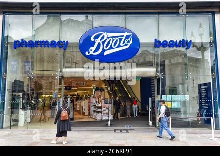 London, Großbritannien. Juli 2020. Piccadilly Niederlassung von Boots in London.gegründet 1849 High Street Apotheke Kette Boots haben über 4,000 Stellenabbau angekündigt. Der starke Straßenwart hat unter sinkenden Verkäufen gelitten und die Lieferketten im Gefolge der Krise von Covid-19 gestört. Die Umstrukturierung wird auch zur Schließung von 48 Boots Optician Stores führen. Kredit: Dave Rushen/SOPA Images/ZUMA Wire/Alamy Live Nachrichten Stockfoto