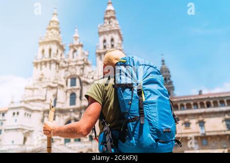 Der Wanderer sieht die Kathedrale von Santiago de Compostela auf dem Obradeiro-Platz - dem Hauptplatz von Santiago de Compostel Stockfoto