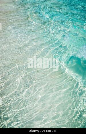 Blau türkis blau Meer Wasser Tapete, abstraktes Muster mit gewellter Struktur in türkisfarbenen Tönen. Stockfoto