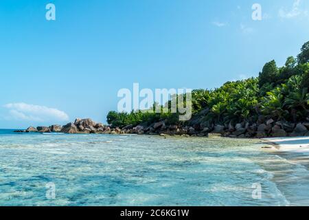 Wunderschöner Strand. Blick auf den schönen tropischen Sandstrand mit berühmten Granitfelsen am Anse Coco Strand, La Digue Insel, Seychellen. Urlaub und Urlaub con Stockfoto