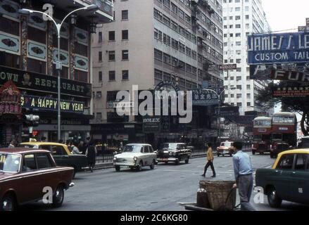 Eine geschäftige Straßenszene in Hongkong. 1968. Nathan Road, Kowloon. Werbeschilder an Gebäuden. Stockfoto