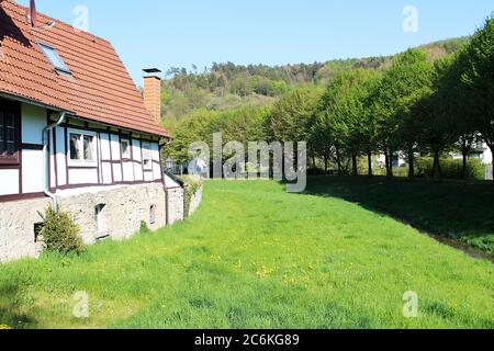 Teil der Stadtmauer und Graben in der Kleinstadt Lügde, Deutschland. Stockfoto