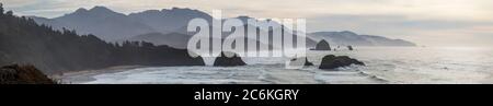 Blick nach Süden vom Ecola State Park in Richtung Crescent Beach und Canon Beach, Oregon, USA. Stockfoto