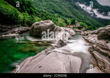 Verzasca Fluss bei Lavertezzo - klares und türkisfarbenes Wasser und Felsen im Tessin - Valle Verzasca - Tal in Tessin, Schweiz Stockfoto