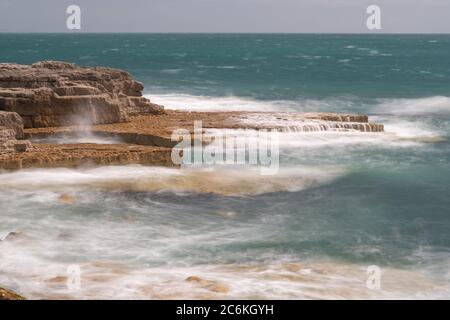 Lange Exposition der Flut über Felsen bei Portland Bill in Dorset Stockfoto