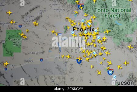 Flugverkehr über Phoenix, Arizona (10. juli 2020, UTC 19.12) im Internet mit Flightradar 24-Standort, während der Coronavirus-Pandemie-Periode Stockfoto